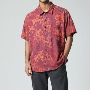 Atlani Leaf Print Short Sleeve Button Down in Red Size Small